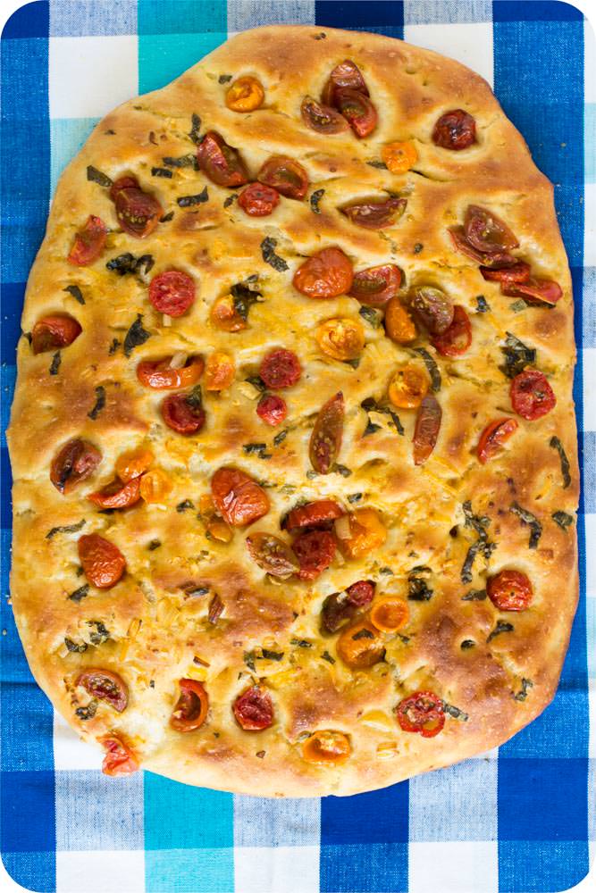 Focaccia mit Kamutmehl und Tomaten-Basilikim-Topping